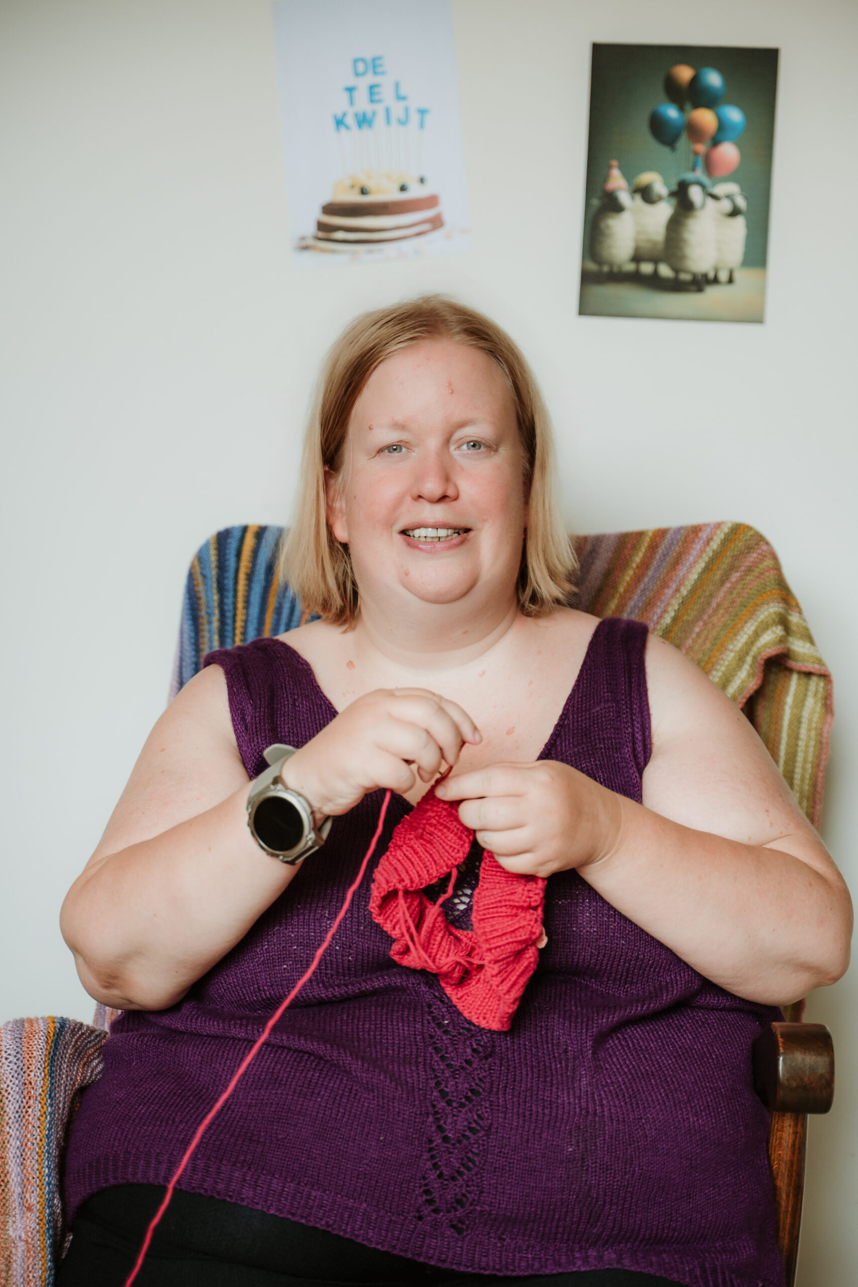 Lize aan het breien in het atelier
