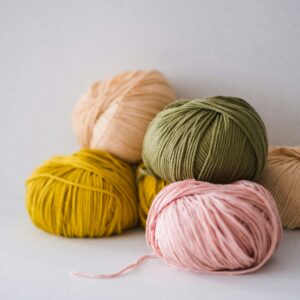 Restjes wol in verschillende kleuren en diktes uit een garenpakket